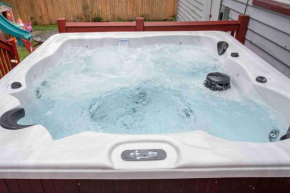 ~Ranch W/ Hot Tub~ by Arprt/Dtwn/UofR/RIT W/AC